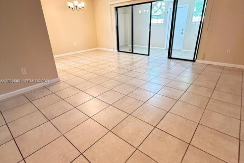 Townhouse in Hollywood, Florida 4 bedrooms, 155.15 sq.m. № 2089462 - photo 3