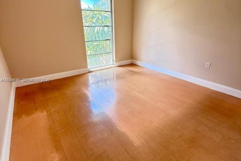 Townhouse in Hollywood, Florida 4 bedrooms, 155.15 sq.m. № 2089462 - photo 11