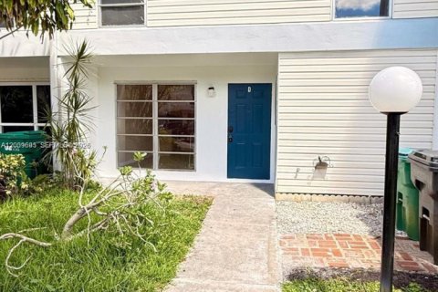 Townhouse in Hollywood, Florida 4 bedrooms, 155.15 sq.m. № 2089462
