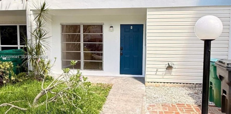 Townhouse in Hollywood, Florida 4 bedrooms, 155.15 sq.m. № 2089462