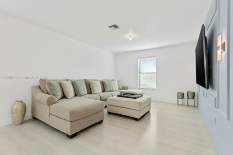 House in Royal Palm Beach, Florida 4 bedrooms, 284.75 sq.m. № 1855121 - photo 18
