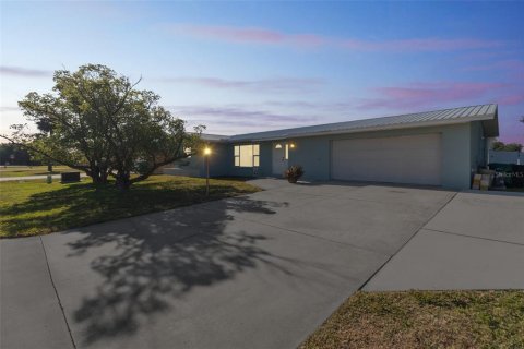 House in Port Charlotte, Florida 3 bedrooms, 190.26 sq.m. № 1716608 - photo 2