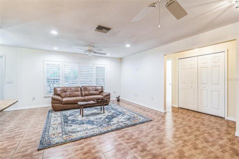 House in Port Charlotte, Florida 3 bedrooms, 190.26 sq.m. № 1716608 - photo 11