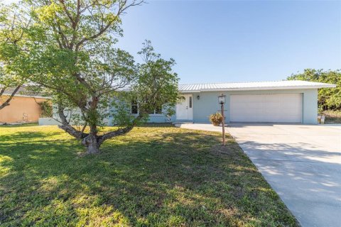 House in Port Charlotte, Florida 3 bedrooms, 190.26 sq.m. № 1716608 - photo 1