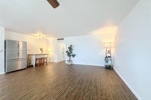 Condominio en venta en Miami Beach, Florida, 1 dormitorio, 83.61 m2 № 1975047 - foto 2