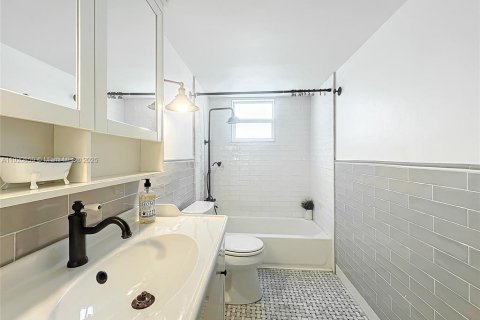 Condominio en venta en Miami Beach, Florida, 1 dormitorio, 83.61 m2 № 1975047 - foto 15