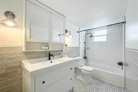 Condominio en venta en Miami Beach, Florida, 1 dormitorio, 83.61 m2 № 1975047 - foto 14