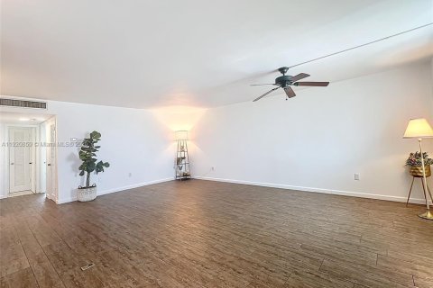 Condominio en venta en Miami Beach, Florida, 1 dormitorio, 83.61 m2 № 1975047 - foto 1