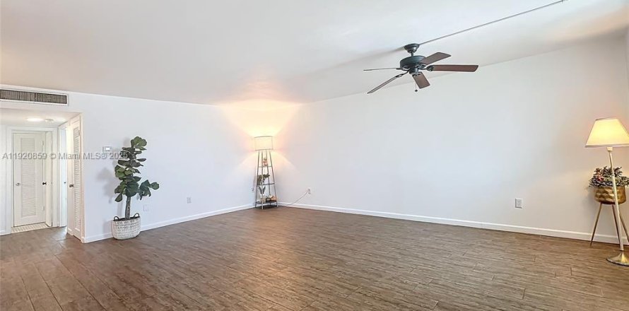 Condominio en Miami Beach, Florida, 1 dormitorio  № 1975047