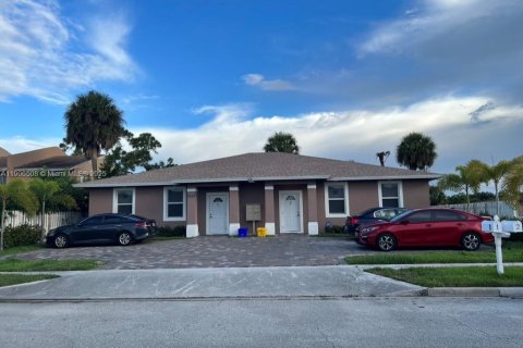 House in Riviera Beach, Florida 1 bedroom, 55.74 sq.m. № 1957196 - photo 1