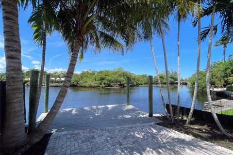 Commercial property in Fort Lauderdale, Florida 353.03 sq.m. № 2081985 - photo 4