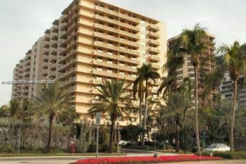 Condo in Bal Harbour, Florida, 2 bedrooms  № 1794199 - photo 9