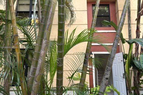 Снять в аренду таунхаус в Корал-Гейблс, Флорида 2 спальни, 114.73м2, № 1949879 - фото 20