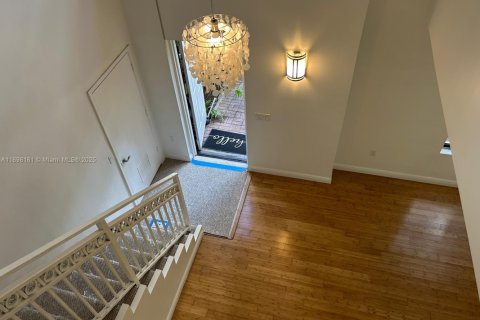 Снять в аренду таунхаус в Корал-Гейблс, Флорида 2 спальни, 114.73м2, № 1949879 - фото 4