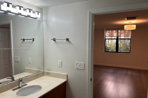 Снять в аренду таунхаус в Корал-Гейблс, Флорида 2 спальни, 114.73м2, № 1949879 - фото 17