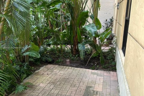 Снять в аренду таунхаус в Корал-Гейблс, Флорида 2 спальни, 114.73м2, № 1949879 - фото 19