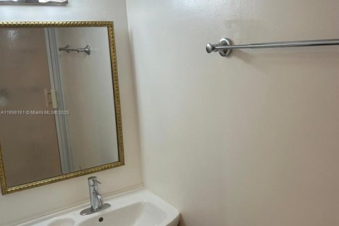 Снять в аренду таунхаус в Корал-Гейблс, Флорида 2 спальни, 114.73м2, № 1949879 - фото 13