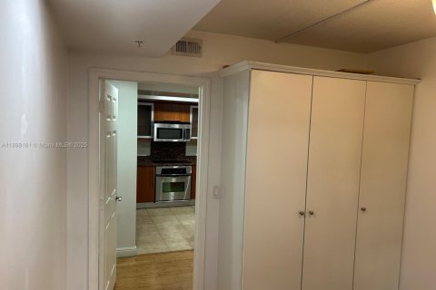 Снять в аренду таунхаус в Корал-Гейблс, Флорида 2 спальни, 114.73м2, № 1949879 - фото 7