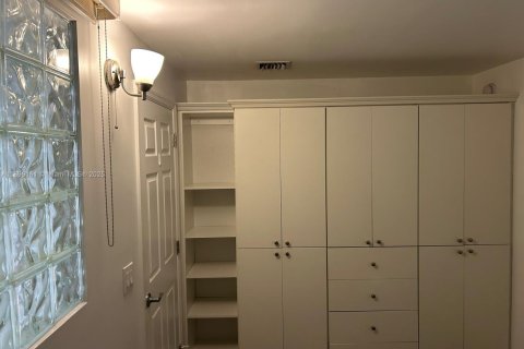 Снять в аренду таунхаус в Корал-Гейблс, Флорида 2 спальни, 114.73м2, № 1949879 - фото 18