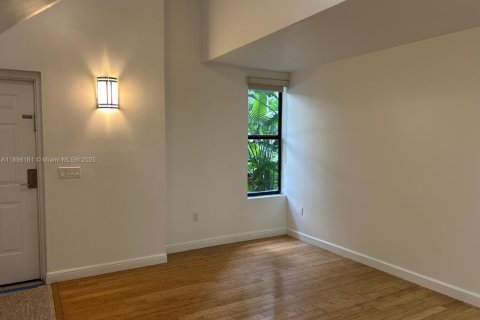 Снять в аренду таунхаус в Корал-Гейблс, Флорида 2 спальни, 114.73м2, № 1949879 - фото 8