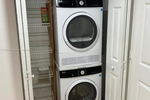 Снять в аренду таунхаус в Корал-Гейблс, Флорида 2 спальни, 114.73м2, № 1949879 - фото 16