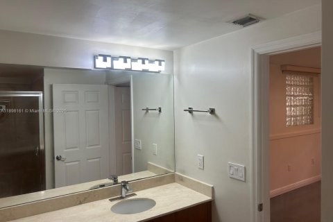 Снять в аренду таунхаус в Корал-Гейблс, Флорида 2 спальни, 114.73м2, № 1949879 - фото 10