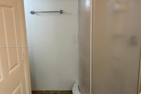 Снять в аренду таунхаус в Корал-Гейблс, Флорида 2 спальни, 114.73м2, № 1949879 - фото 14