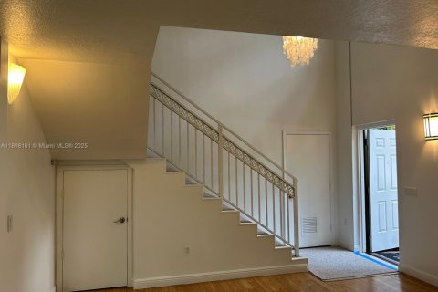 Снять в аренду таунхаус в Корал-Гейблс, Флорида 2 спальни, 114.73м2, № 1949879 - фото 5