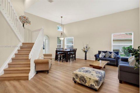 House in Pembroke Pines, Florida 4 bedrooms, 234.21 sq.m. № 2050405 - photo 3