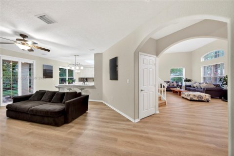 House in Pembroke Pines, Florida 4 bedrooms, 234.21 sq.m. № 2050405 - photo 5