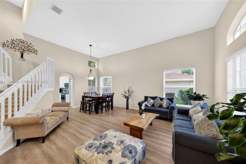 House in Pembroke Pines, Florida 4 bedrooms, 234.21 sq.m. № 2050405 - photo 2