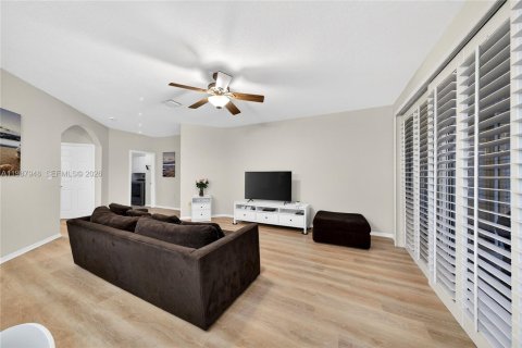 House in Pembroke Pines, Florida 4 bedrooms, 234.21 sq.m. № 2050405 - photo 8