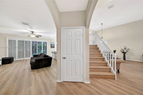 House in Pembroke Pines, Florida 4 bedrooms, 234.21 sq.m. № 2050405 - photo 9