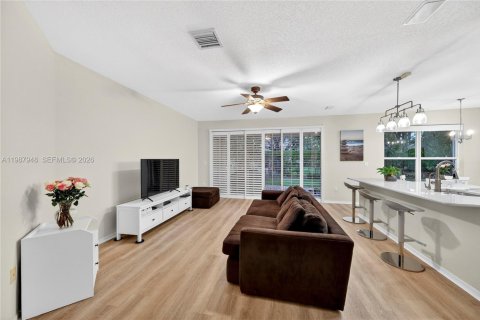 House in Pembroke Pines, Florida 4 bedrooms, 234.21 sq.m. № 2050405 - photo 7