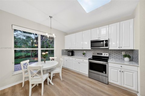 House in Pembroke Pines, Florida 4 bedrooms, 234.21 sq.m. № 2050405 - photo 18