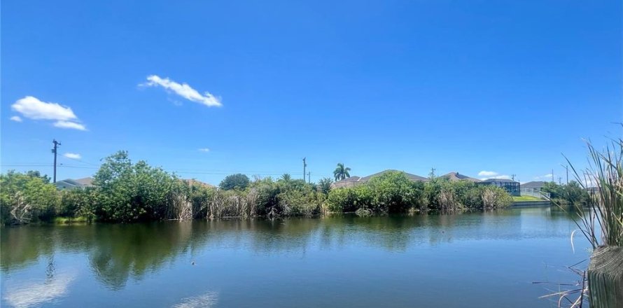 Terrain à Cape Coral, Floride № 2198354