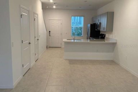 Townhouse in Poinciana, Florida 2 bedrooms, 110.27 sq.m. № 2210579 - photo 4
