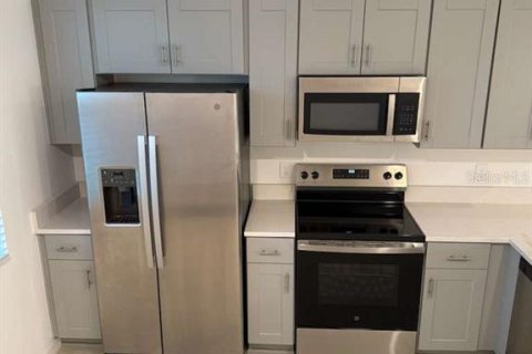 Townhouse in Poinciana, Florida 2 bedrooms, 110.27 sq.m. № 2210579 - photo 3
