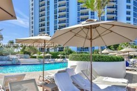 Condominio en venta en Sunny Isles Beach, Florida, 2 dormitorios, 129.04 m2 № 1937678 - foto 25
