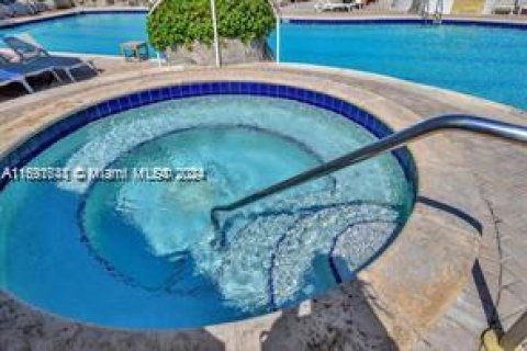 Condo in Sunny Isles Beach, Florida, 2 bedrooms  № 1937678 - photo 24