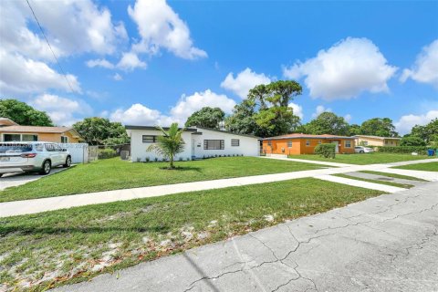 House in Miami Gardens, Florida 3 bedrooms, 149.48 sq.m. № 1931141 - photo 30