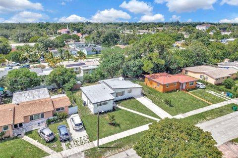 House in Miami Gardens, Florida 3 bedrooms, 149.48 sq.m. № 1931141 - photo 28