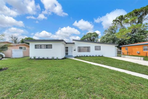 House in Miami Gardens, Florida 3 bedrooms, 149.48 sq.m. № 1931141 - photo 1