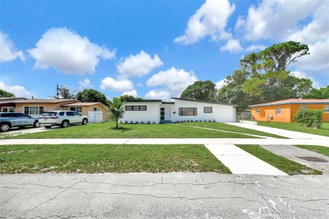 House in Miami Gardens, Florida 3 bedrooms, 149.48 sq.m. № 1931141 - photo 29