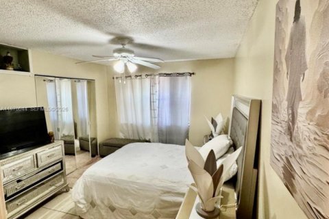 Купить кондоминиум в Пемброк-Пайнс, Флорида 2 спальни, 70.05м2, № 2031427 - фото 3