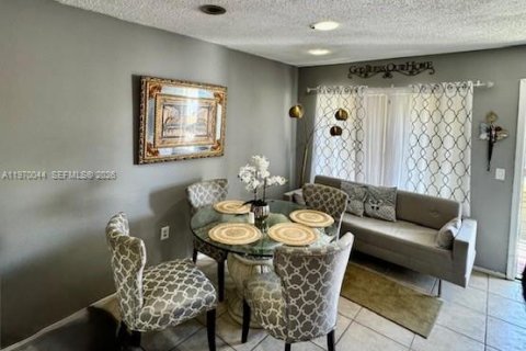 Купить кондоминиум в Пемброк-Пайнс, Флорида 2 спальни, 70.05м2, № 2031427 - фото 2