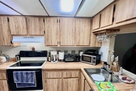 Купить кондоминиум в Пемброк-Пайнс, Флорида 2 спальни, 70.05м2, № 2031427 - фото 7