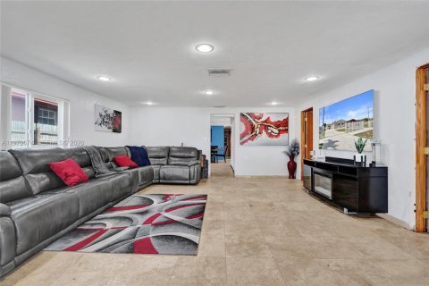 House in Miami Gardens, Florida 5 bedrooms, 189.52 sq.m. № 2031439 - photo 17