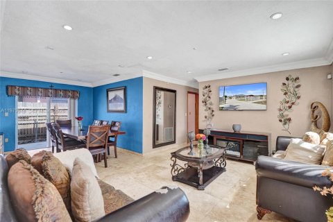 House in Miami Gardens, Florida 5 bedrooms, 189.52 sq.m. № 2031439 - photo 9