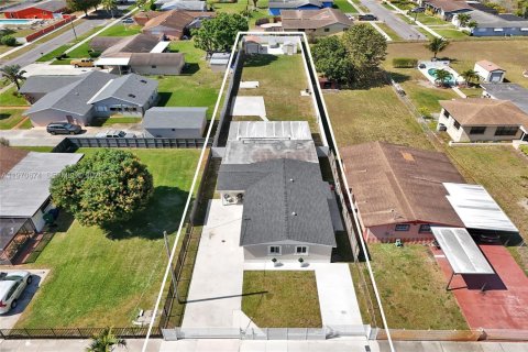 House in Miami Gardens, Florida 5 bedrooms, 189.52 sq.m. № 2031439